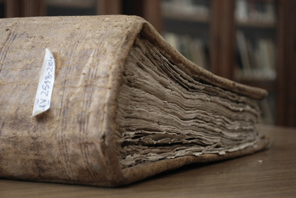 Ein staubiges Buch einer Bibliothek 