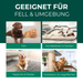 Geeignet für Fell & Umgebung: Vier Bilder zeigen verschiedene Einsatzbereiche eines Milbenabwehrprodukts. Ein Hund und eine Katze auf einer Couch für Fell, ein Hund und eine Katze zusammen auf einer Decke für Hundebetten & Decken, ein Hund auf einem Teppich für Teppiche & Polster und eine Katze an einem Kratzbaum für Kratzbaum & Liegeflächen.