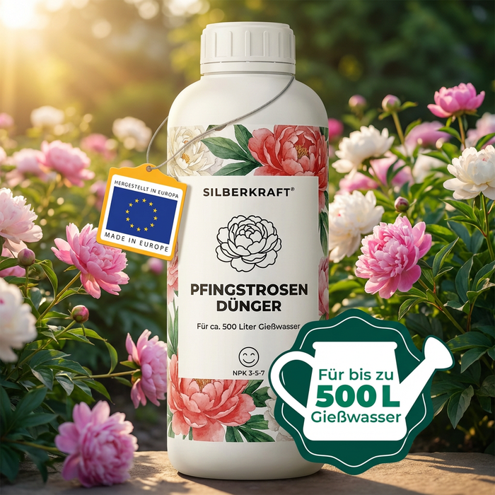 Silberkraft Pfingstrosen-Dünger 1L — Produktfoto vor Pfingstrosen-Garten-Hintergrund
